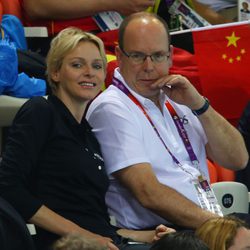 Alberto y Charlene de Mónaco ven la natación en Londres 2012