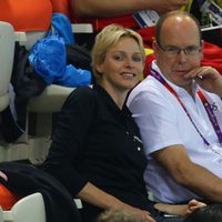 Alberto y Charlene de Mónaco ven la natación en Londres 2012