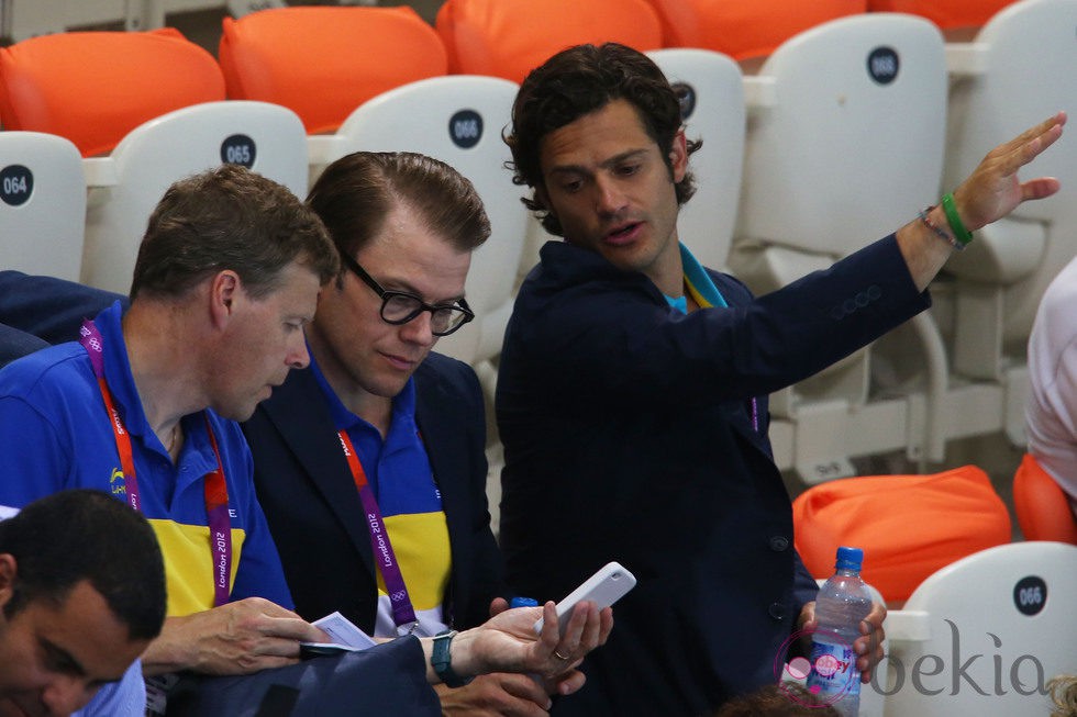 Daniel y Carlos Felipe de Suecia en una competición de natación en Londres 2012