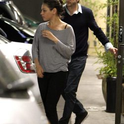 Mila Kunis y Ashton Kutcher en Los Angeles