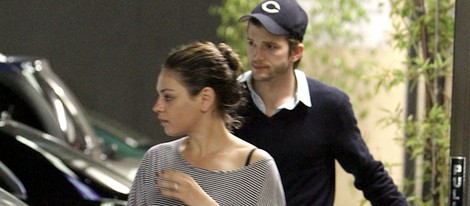 Mila Kunis y Ashton Kutcher en Los Angeles