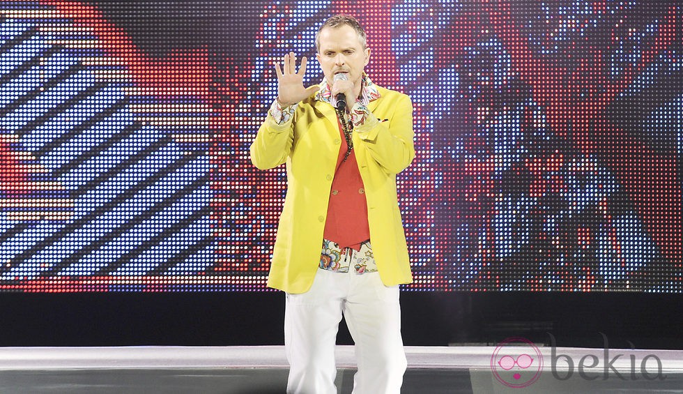 Miguel Bosé actuando en el Festival Starlite 2012 de Marbella