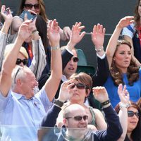 Los Duques de Cambridge haciendo la ola viendo tenis en Londres 2012