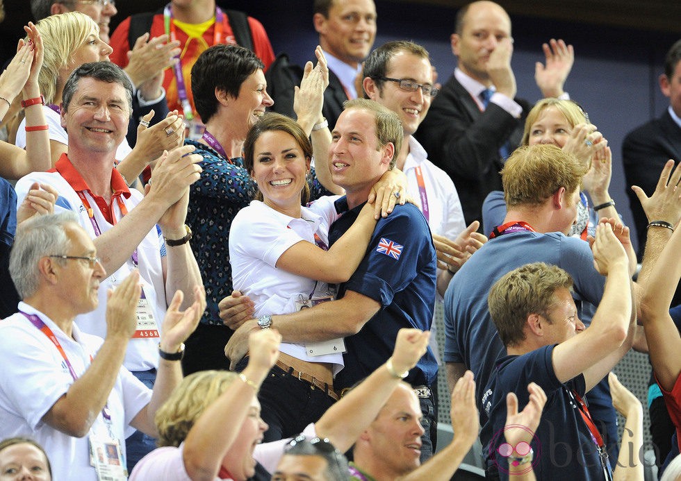 Los Duques de Cambridge se abrazan para celebrar un oro británico en Londres 2012