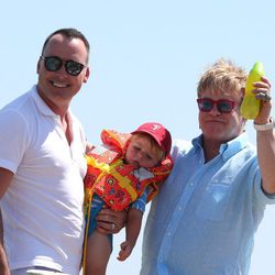 Elton John y David Furnish con su hijo en Saint-Tropez