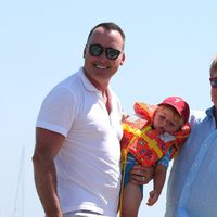 Elton John y David Furnish con su hijo en Saint-Tropez