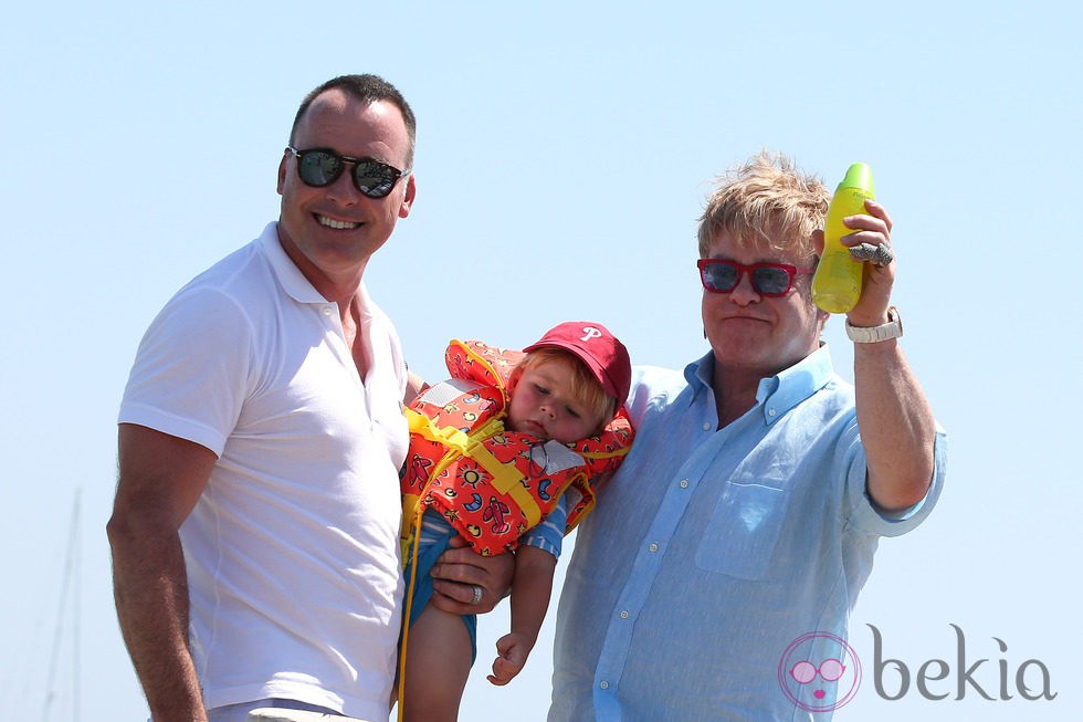 Elton John y David Furnish con su hijo en Saint-Tropez