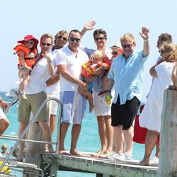 Elton John y David Furnish con su hijo y Neil Patrick Harris y David Burtka con los suyos en Saint-Tropez