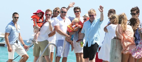 Elton John y David Furnish con su hijo y Neil Patrick Harris y David Burtka con los suyos en Saint-Tropez