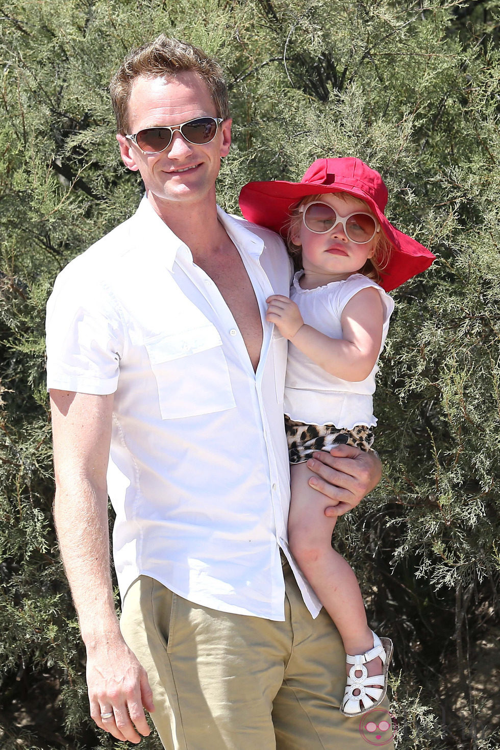 Neil Patrick Harris con su hija Harper Grace en Saint-Tropez