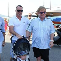 David Furnish y Elton John con su hijo Zachary en Saint-Tropez