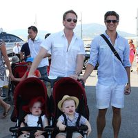 Neil Patrick Harris y David Burtka con sus hijos de vacaciones en Saint-Tropez