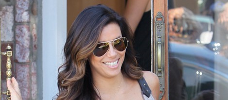 Eva Longoria paseando muy sonriente por las calles de Los Ángeles