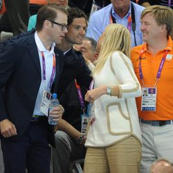 Daniel y Carlos Felipe de Suecia saludan a Guillermo y Máxima de Holanda en Londres 2012