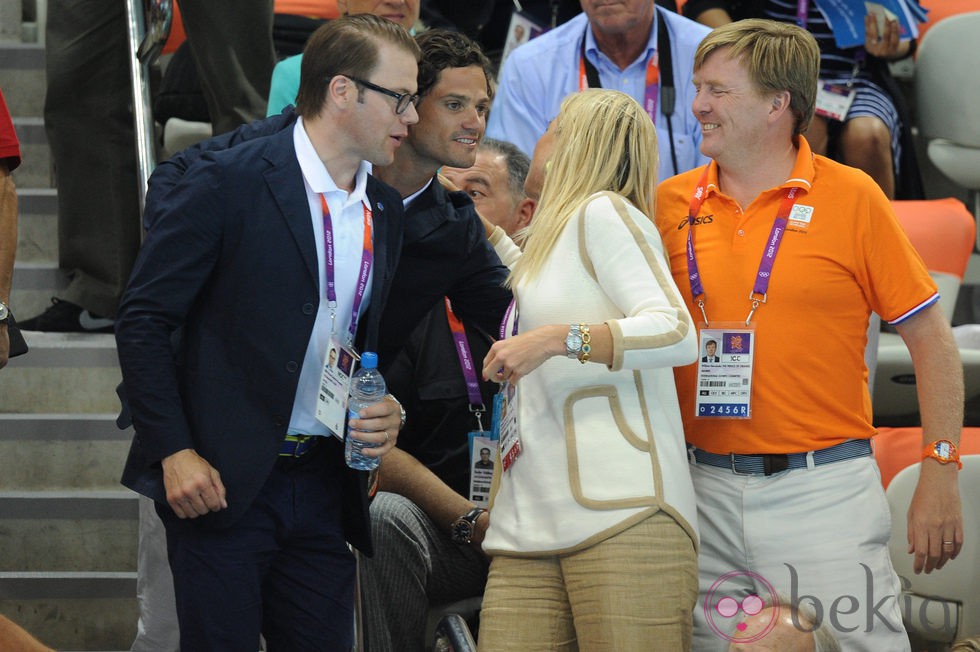 Daniel y Carlos Felipe de Suecia saludan a Guillermo y Máxima de Holanda en Londres 2012