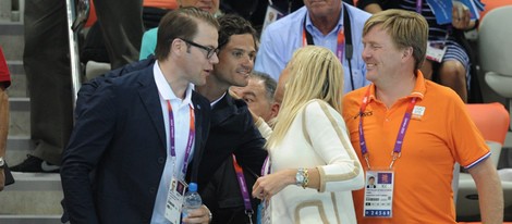 Daniel y Carlos Felipe de Suecia saludan a Guillermo y Máxima de Holanda en Londres 2012