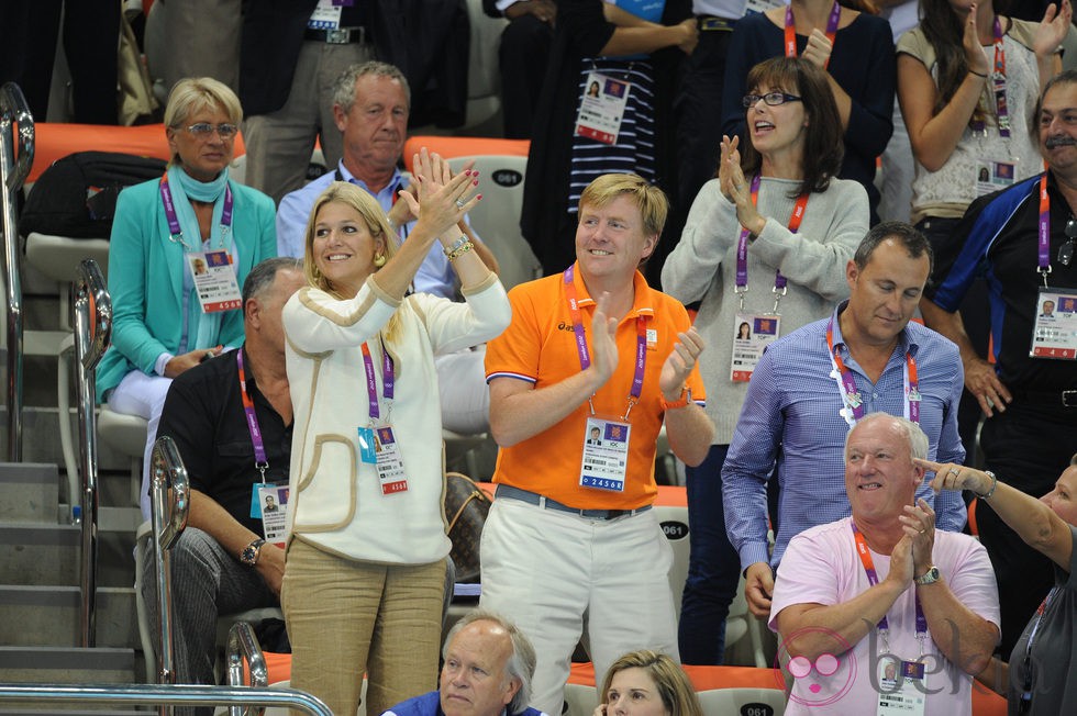 Guillermo y Máxima de Holanda en una competición de natación en Londres 2012