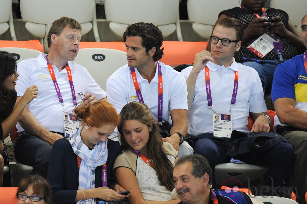 Los Príncipes Daniel y Carlos Felipe de Suecia durante una competición en Londres 2012