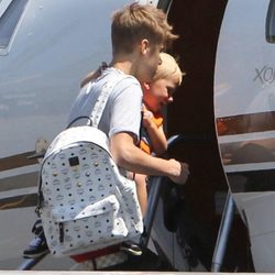 Justin Bieber con su hermano Jaxon en brazos