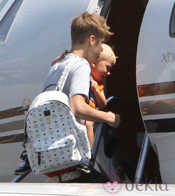 Justin Bieber con su hermano Jaxon en brazos