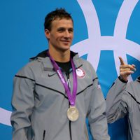 Ryan Lochte y Michael Phelps en el podio de Londres 2012