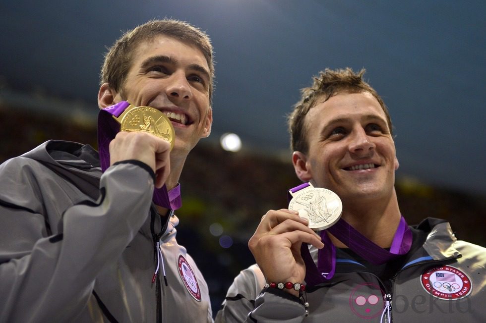 Ryan Lochte y Michael Phelps posan con sus medallas olímpicas