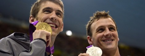 Ryan Lochte y Michael Phelps posan con sus medallas olímpicas