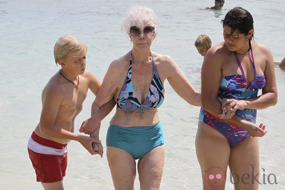 Cayetana de Alba, en bikini en las playas de Ibiza