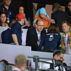 Los Duques de Cambridge y el Príncipe Harry saludan a Alberto de Mónaco en Londres 2012