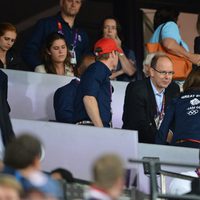 Los Duques de Cambridge y el Príncipe Harry saludan a Alberto de Mónaco en Londres 2012