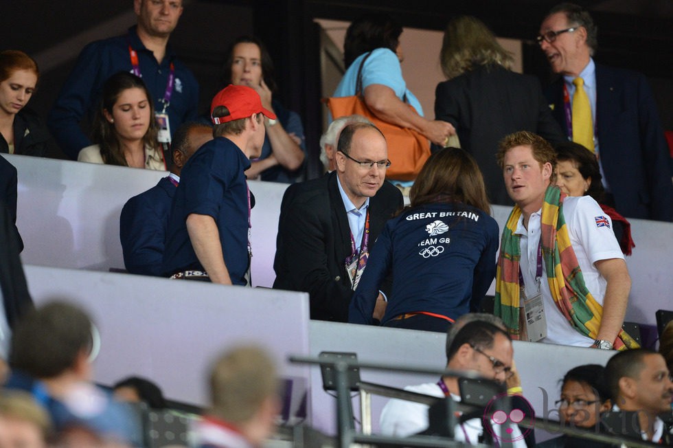 Los Duques de Cambridge y el Príncipe Harry saludan a Alberto de Mónaco en Londres 2012