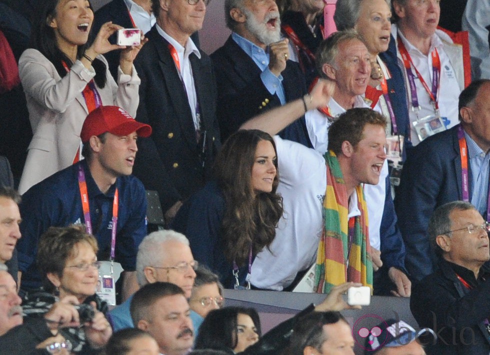 Los Príncipes Guillermo y Enrique y Kate Middleton animan a Usain Bolt en Londres 2012