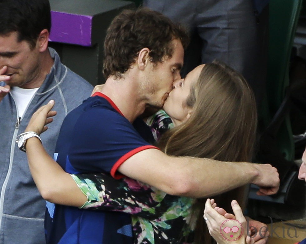 Andy Murray besa a su novia tras ganar en Londres 2012