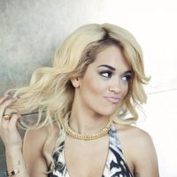 Rita Ora posa en bañador en la ciudad de Nueva York