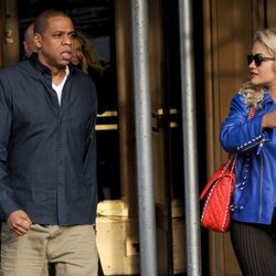 Rita Ora en compañía del rapero Jay-Z