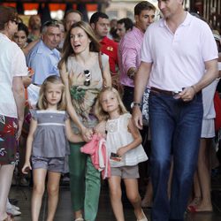 Los Príncipes de Asturias y sus hijas antes de subir al tren de Sóller en Mallorca