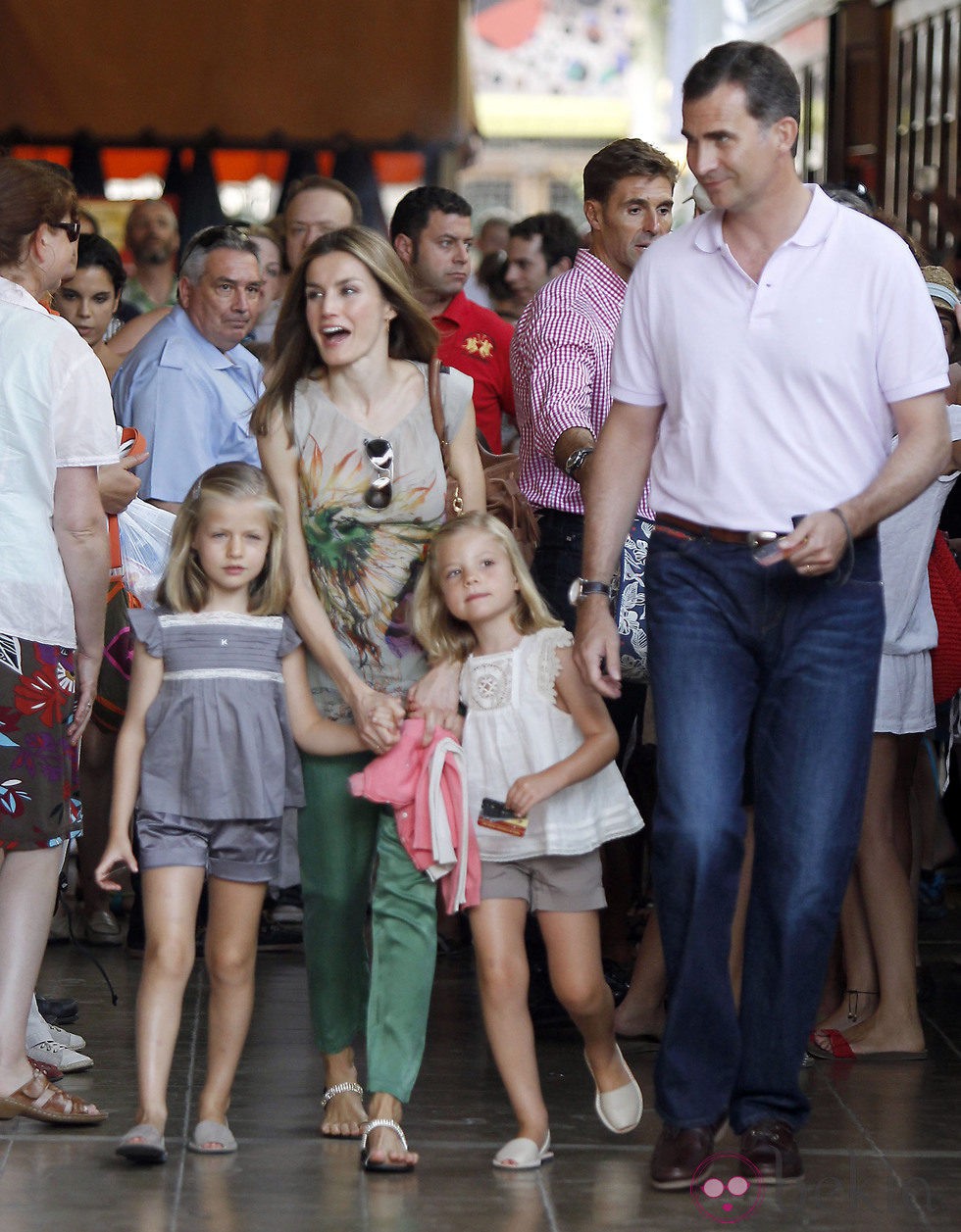 Los Príncipes de Asturias y sus hijas antes de subir al tren de Sóller en Mallorca