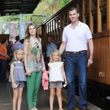 Los Príncipes Felipe y Letizia y las Infantas Leonor y Sofía antes de montar en el tren de Sóller