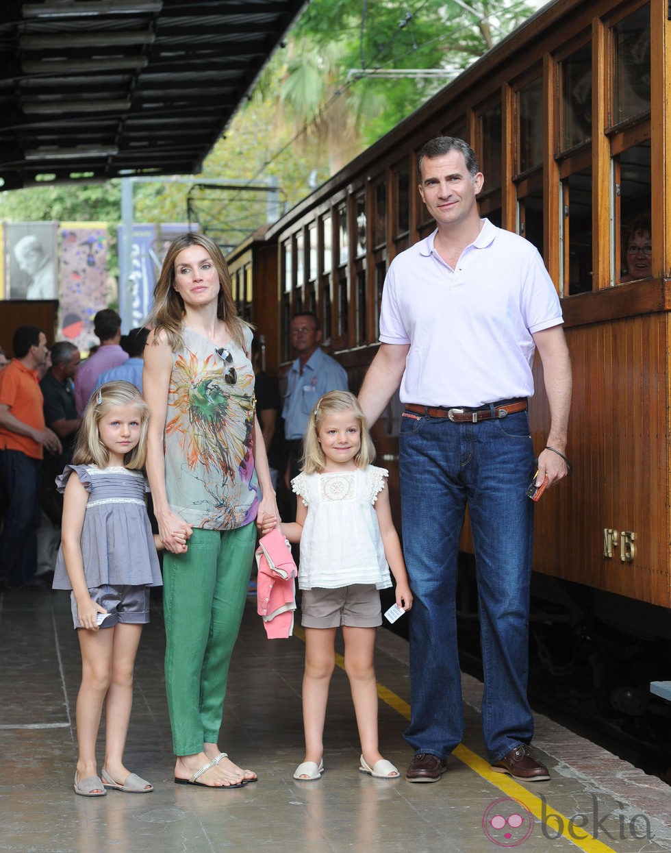 Los Príncipes Felipe y Letizia y las Infantas Leonor y Sofía antes de montar en el tren de Sóller