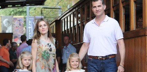 Los Príncipes Felipe y Letizia y las Infantas Leonor y Sofía antes de montar en el tren de Sóller