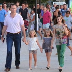 Los Príncipes de Asturias y las Infantas Leonor y Sofía paseando por Sóller