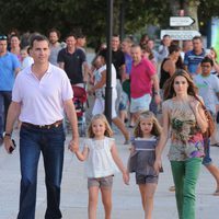 Los Príncipes de Asturias y las Infantas Leonor y Sofía paseando por Sóller