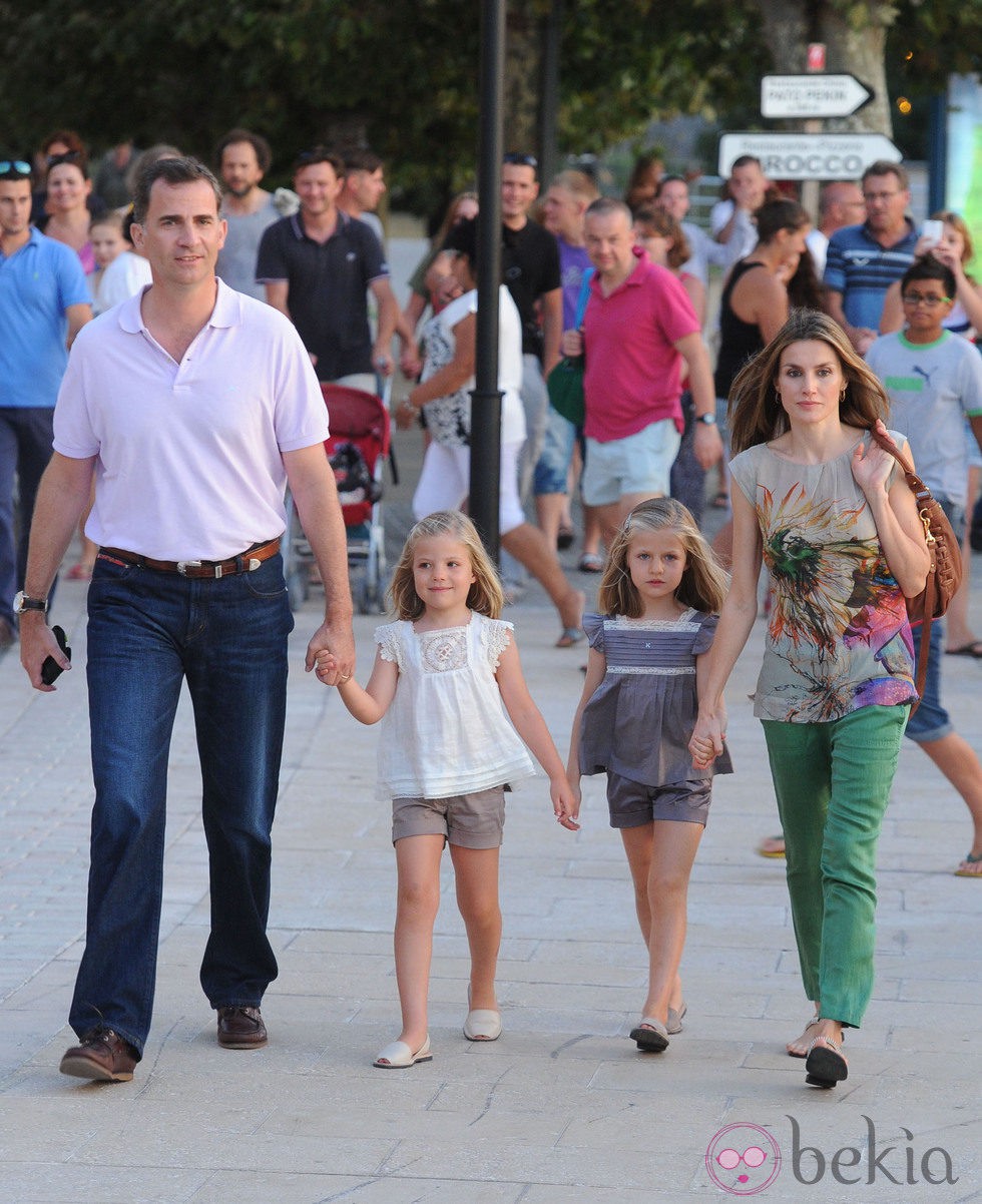 Los Príncipes de Asturias y las Infantas Leonor y Sofía paseando por Sóller