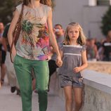 La Princesa Letizia y la Infanta Leonor pasean por Sóller