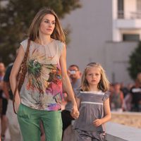 La Princesa Letizia y la Infanta Leonor pasean por Sóller