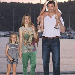 Los Príncipes Felipe y Letizia y las Infantas Leonor y Sofía posan en Sóller