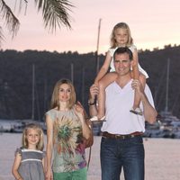 Los Príncipes Felipe y Letizia y las Infantas Leonor y Sofía posan en Sóller