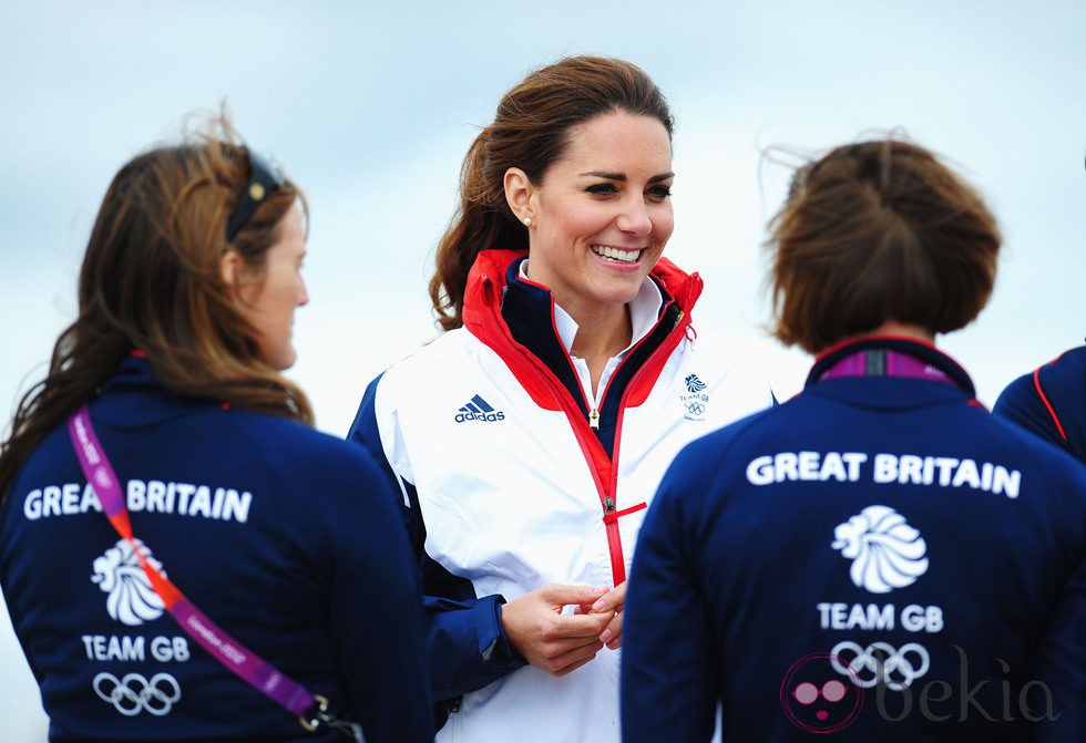 Kate Middleton charla con el equipo británico de vela en Londres 2012