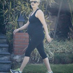 Reese Witherspoon pasea su embarazo mientras practica deporte