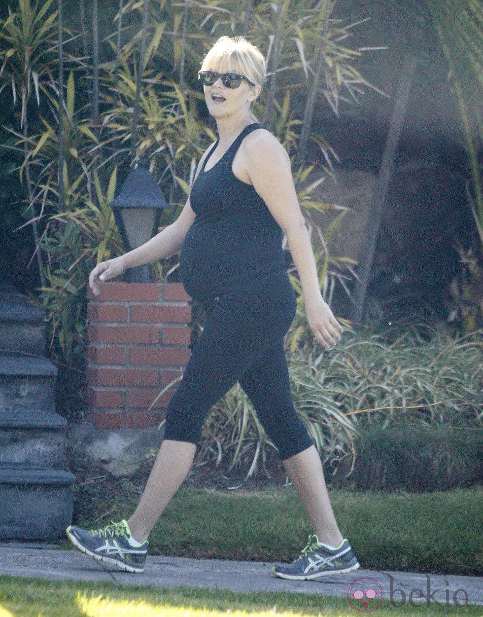 Reese Witherspoon pasea su embarazo mientras practica deporte